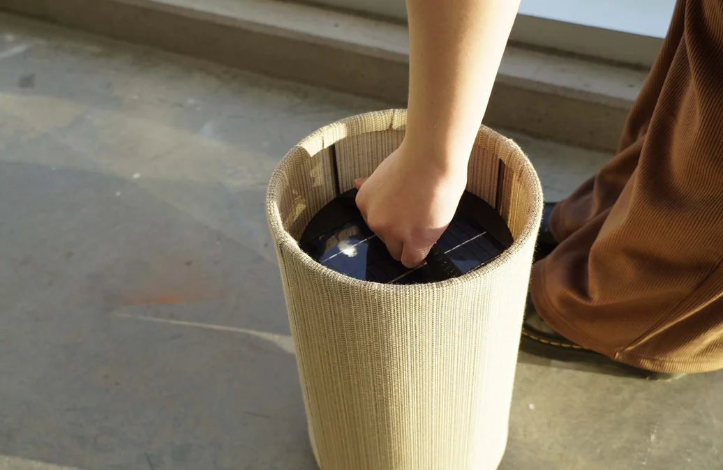 Hand gripping the lamp in the down/stationary configuration