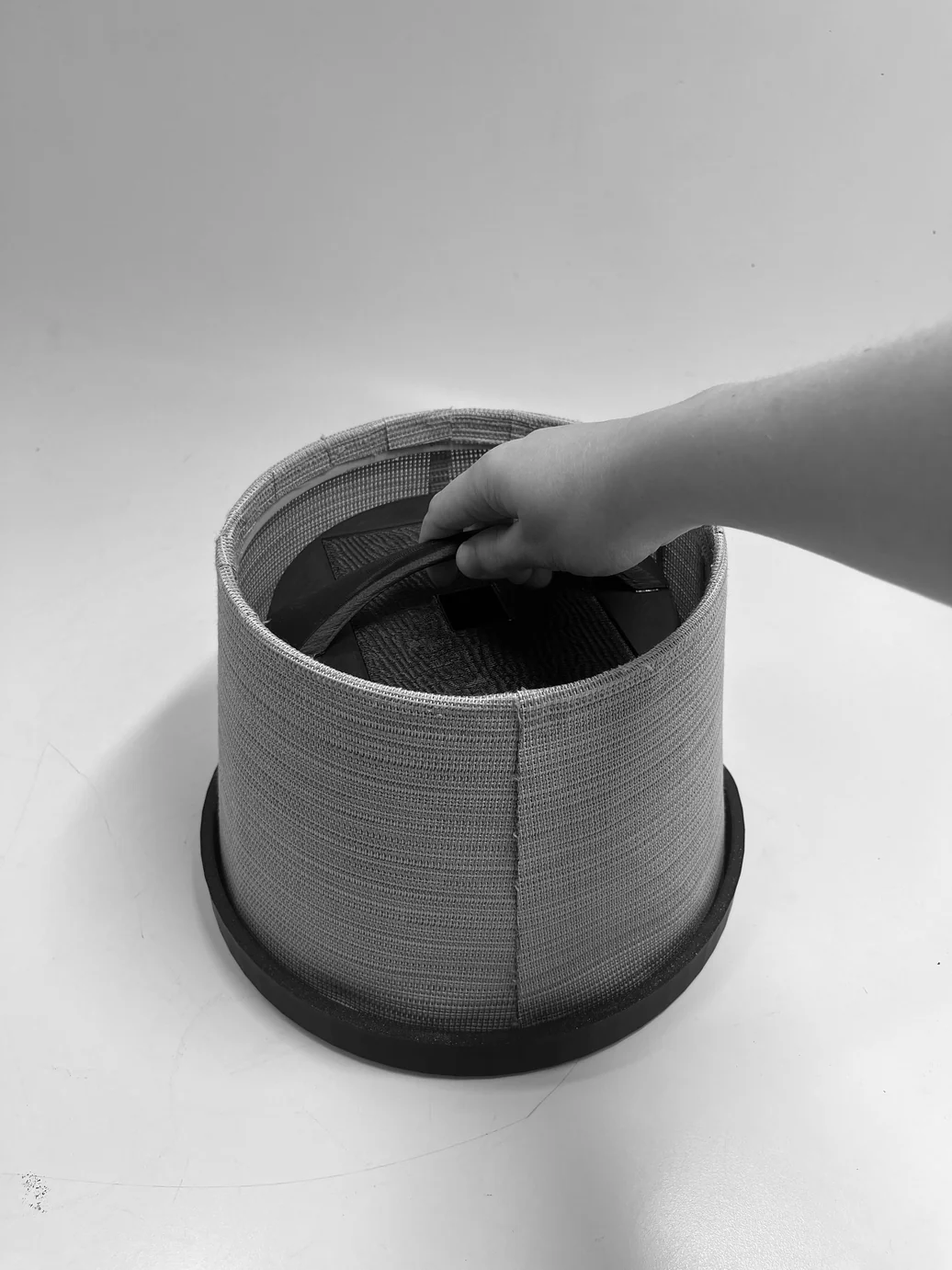 Hand pulling the handle upward — demonstrating the spring release