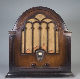 Cathedral-style wooden radio, c. 1932